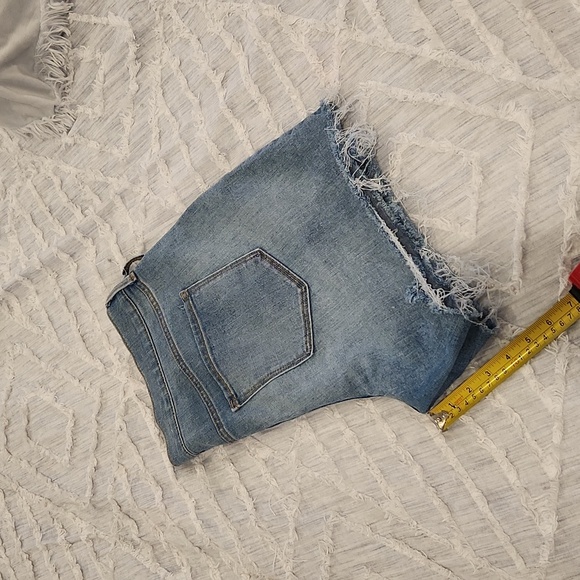 Light wash, high waist distressed Old Navy jean shorts size 14! - Picture 9 of 9